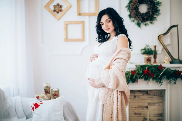 Pregnant Woman posing in studio — Stock Photo, Image