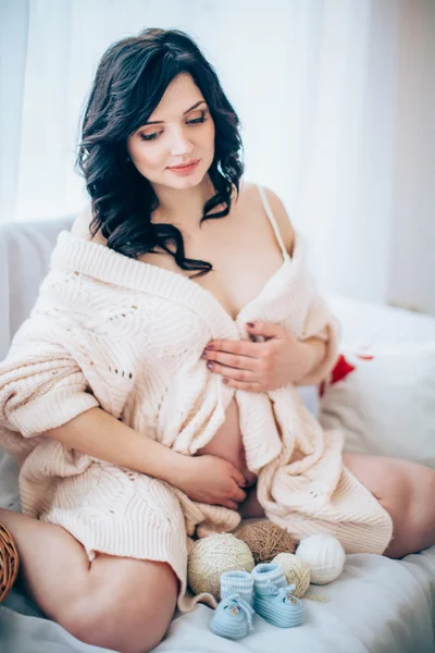 Mulher grávida esperando para o bebê — Fotografia de Stock