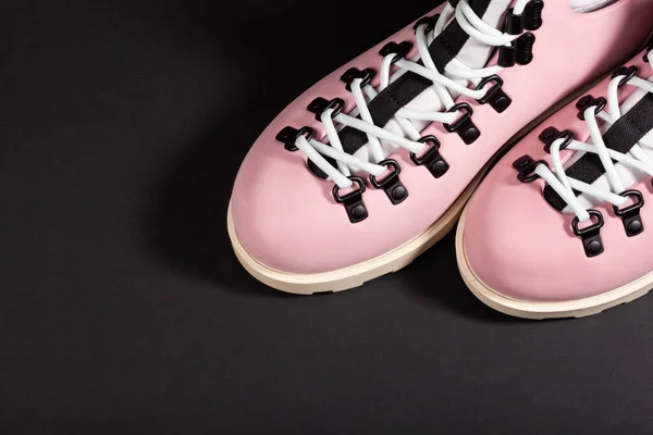 Модные Женские Туфли Розового Цвета Белыми Шнурками Черном Фоне Вид — стоковое фото