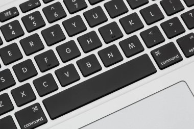 Apple MacBook Pro gümüş klavyesi Mac 'i kapat