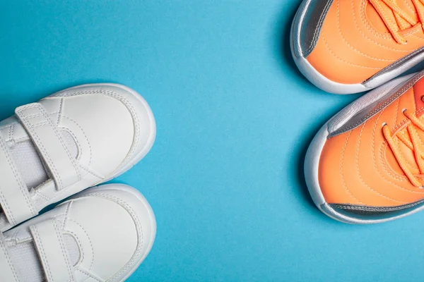 Anya és gyermek sport Street divat fehér és színes tornacipő kék háttér — Stock Fotó