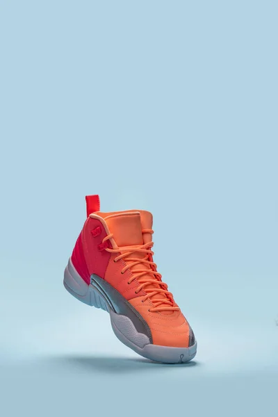 Νέο Air Jordan Retro Που Φέρουν Sneaker Απομονώνονται Στο Μπλε — Φωτογραφία Αρχείου