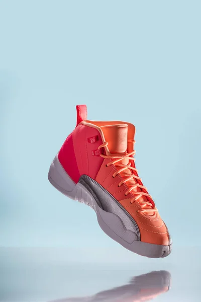 Nya Air Jordan Retro Flygande Sneaker Isolerad Den Blå Bakgrunden — Stockfoto