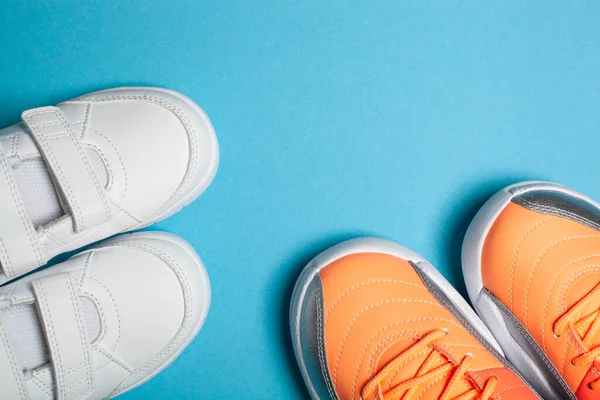 Μητέρες και childs sport Street fashion λευκά και χρωματιστά sneakers σε μπλε φόντο — Φωτογραφία Αρχείου