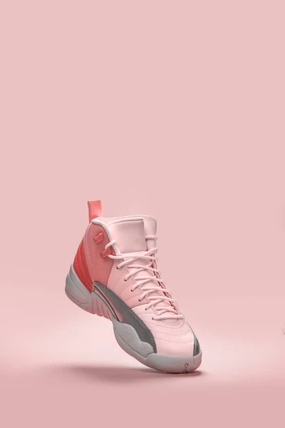 Air Jordan 12 Retro που φέρουν sneaker απομονώνονται στο ροζ φόντο — Φωτογραφία Αρχείου