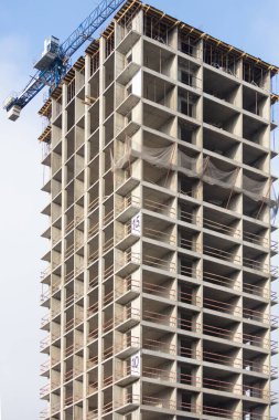 Mavi gökyüzüne karşı kule vinci olan inşaat alanı