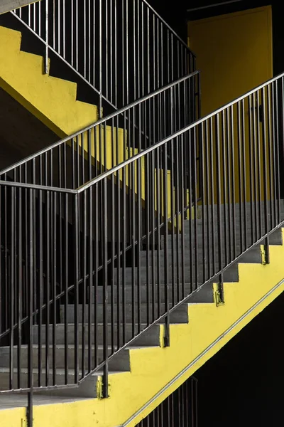Jasně žluté vnější požární schodiště nové víceúrovňové parkovací budovy — Stock fotografie