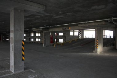 Arabasız, çok katlı bir garaj binası.