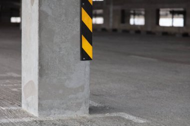 Çok katlı park yeri. Gündüz parlak işaretli. Boş park yerleri var.