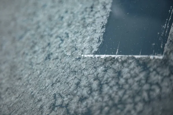 Frosty morning and Ice covered window car. removing the snow from the window of the car — Stock Photo, Image