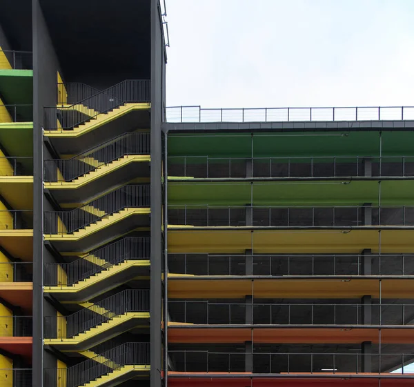 Недавно построенное многоуровневое здание городского гаража без автомобилей — стоковое фото