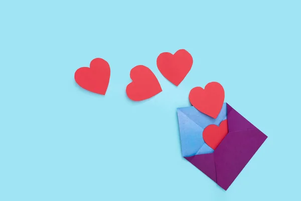 Aus Einem Umschlag Gehen Viele Rote Herzen Hervor Valentinstag Februar — Stockfoto