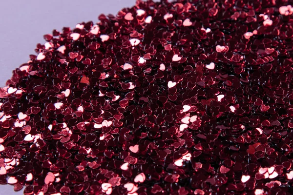 Sevgililer Günü. Pek çok küçük dekoratif kalp, bir kadın dudakları şeklinde bir yığın halinde yığılmıştır. Güzel mavi arka plan. Uzayı kopyala Kartpostalların tasarımı için