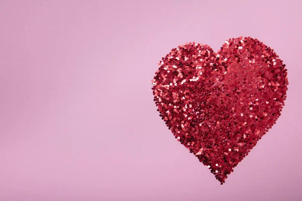 Forma de coração feito de brilho vermelho no fundo rosa. Conceito de amor. — Fotografia de Stock