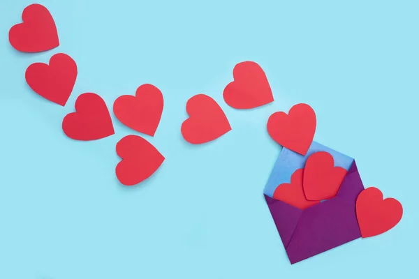 De um envelope saem muitos corações vermelhos. amor Dia dos Namorados em 14 de fevereiro — Fotografia de Stock