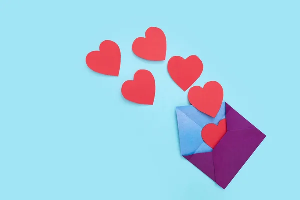 Aus einem Umschlag gehen viele rote Herzen hervor. Valentinstag am 14. Februar — Stockfoto