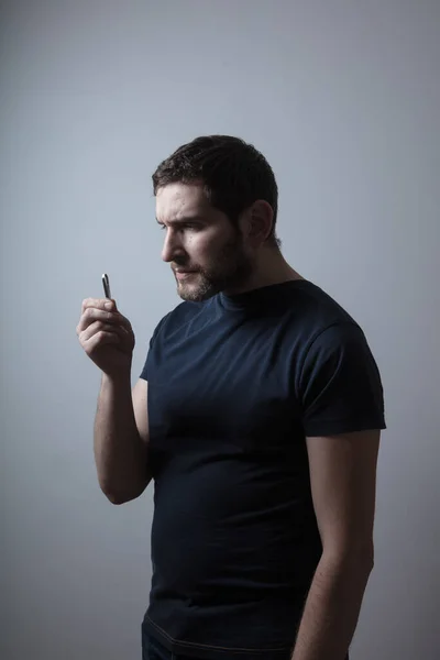 Homem com o problema de barba acinzentada Puxando Cabelo com Pinças de sua barba — Fotografia de Stock