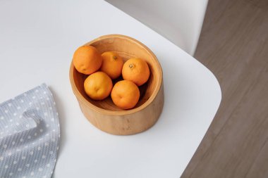 Tahta kasede taze mandalina ve portakal manzarası