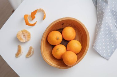 Tahta kasede taze mandalina ve portakal manzarası