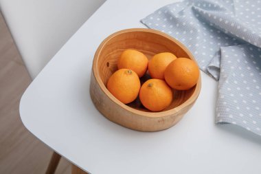 Tahta kasede taze mandalina ve portakal manzarası