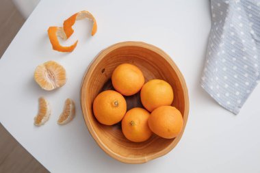 Tahta kasede taze mandalina ve portakal manzarası