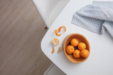 Tahta kasede taze mandalina ve portakal manzarası