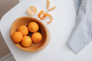 Tahta kasede taze mandalina ve portakal manzarası