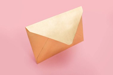 Pembe arka planda izole edilmiş altın kağıt zarf