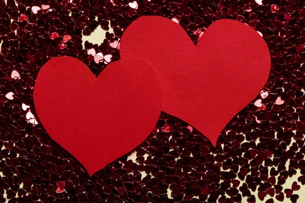 Dois grandes corações de amor no fundo de textura pequenos corações — Fotografia de Stock