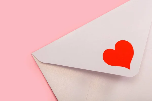 Легкий паперовий конверт з матір'ю з червоним серцем ізольований на рожевому фоні — стокове фото