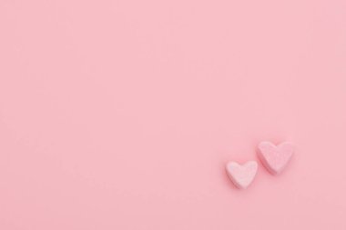 Pembe arka planda lokumdan iki küçük tatlı kalp. Sevgililer Günün kutlu olsun. Güzel kartpostal.