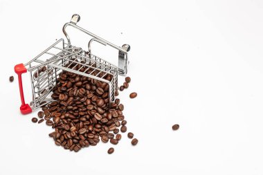 Arka planda kahve çekirdekleri olan süpermarket arabası devrildi.