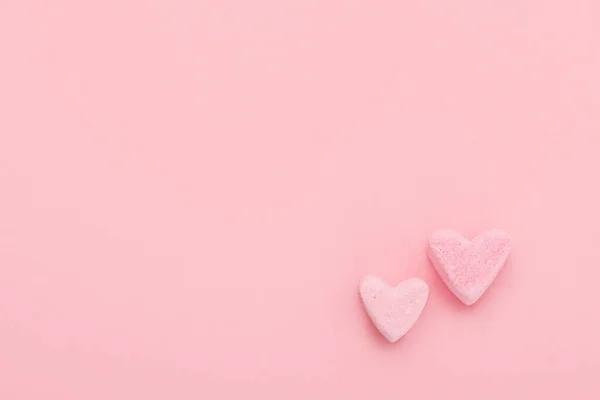 Dois corações doces em um fundo rosa. Valentim feliz — Fotografia de Stock