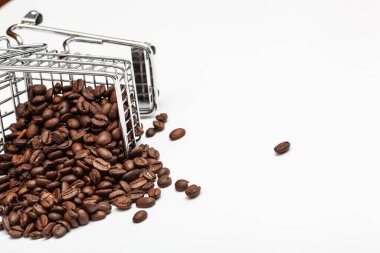 Arka planda kahve çekirdekleri olan süpermarket arabası devrildi.