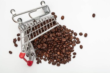 Arka planda kahve çekirdekleri olan süpermarket arabası devrildi.