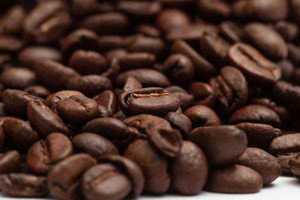 볶은 커피 원두를 복사 공간으로 덮는다. 매크로 — 스톡 사진