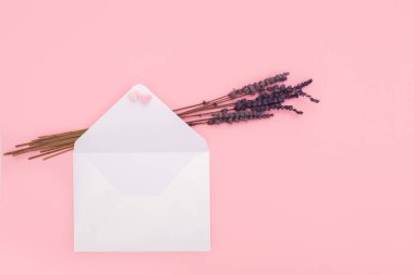 Craft posta için kağıt zarf açtı ve lavanta pembeye izole edildi