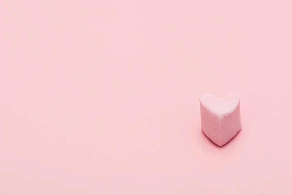 Pequeno coração doce em um fundo rosa. Valentim feliz — Fotografia de Stock