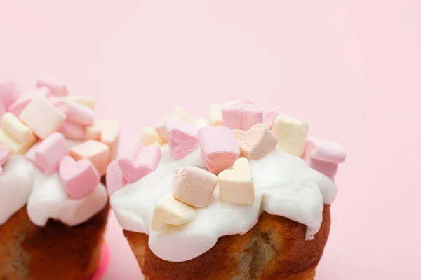 Cupcake with hearts from marshmallow on a pink background closeup — Stock Photo, Image