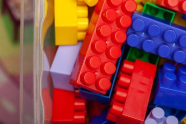 Plastik kabın üzerinde duran renkli bir yapıcı seti