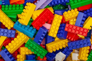 Tasarımcının çok renkli plastik yapı taşları