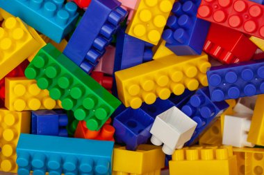 Plastik konteynırın üzerinde yatan çocuklar için renkli bir yapıcı.