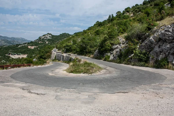 Niebezpieczna górska droga z 360 stopniowym zakrętem — Zdjęcie stockowe