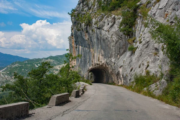 Czarnogóra Kanion Tunel Górach Zapierający Dech Piersiach Widok Górską Drogę — Zdjęcie stockowe