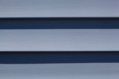 Mavi inşaat vinil kaplama panelleri. Plastik kaplamalı ev. Yatay çizgileri olan vinil kaplama yüzeyi