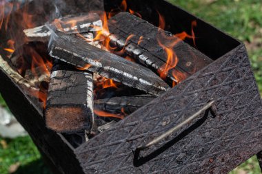 Yakacak odun kızartılmaya hazır. Barbekü için et pişirme hazırlığı