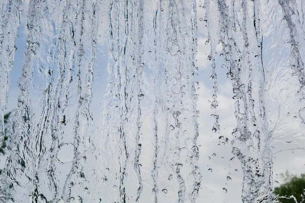 Внутрішній Вигляд Падаючої Води Водоспаду Блакитне Небо Красива Текстура Замороженої — стокове фото