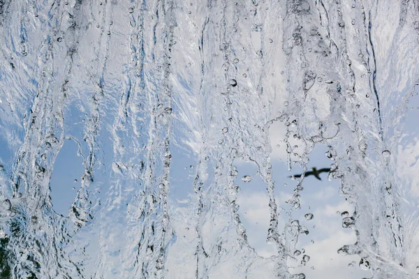 Pohled Zevnitř Padající Vodu Vodopádu Proti Modré Obloze Krásná Textura — Stock fotografie