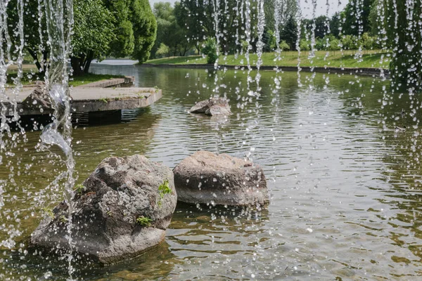 Paysage Urbain Été Avec Vue Sur Rivière Grandes Pierres Travers — Photo