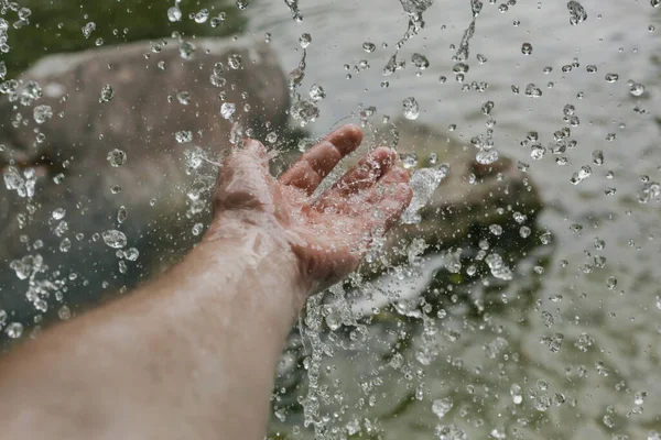 Spruzzando Acqua Che Cade Sulla Mano Uomo Una Cascata — Foto Stock